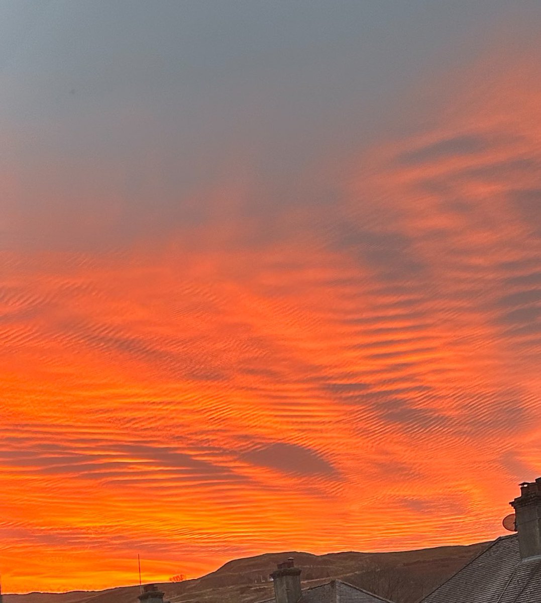 CelticCalcio's tweet photo. Wonderful sunrise over Largs this morning. @SeanBattyTV @bbcweather @metoffice @itvweather https://t.co/IinIggYdBY
