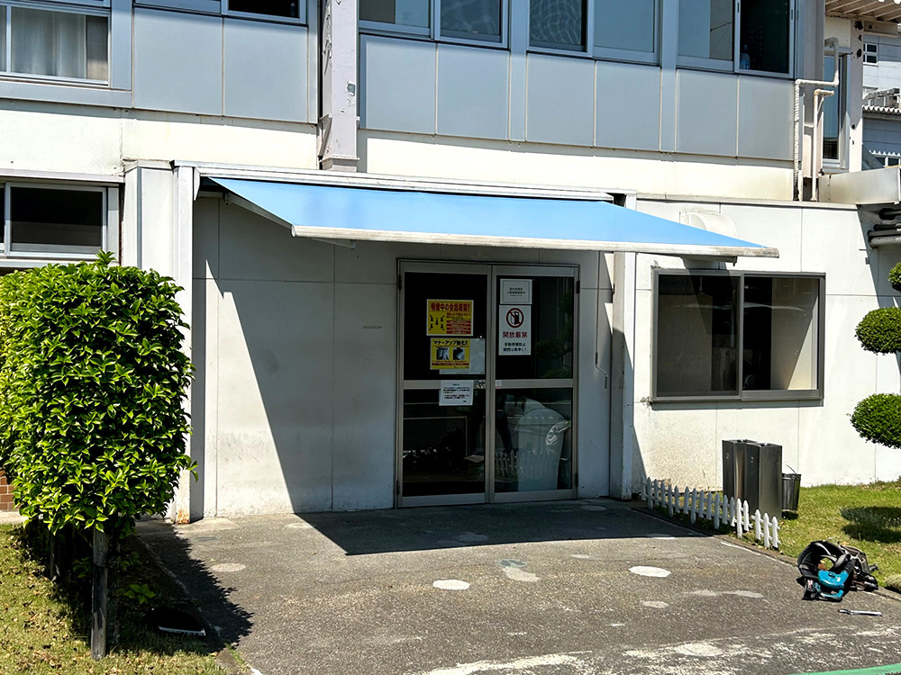 tentsheet's tweet photo. 【スピード施工×確かな品質！オーニングテント張替工事】
ご担当者様に工事完了後の検収をしていただき、仕上がりにもご満足いただけた様子で、無事業務完了となりました。短納期でのご要望にも弊社の強みを発揮できた事例となりました。
#オーニング #軒先 #張替え
https://t.co/5GoYqC1Hyg https://t.co/DCf5jilb43