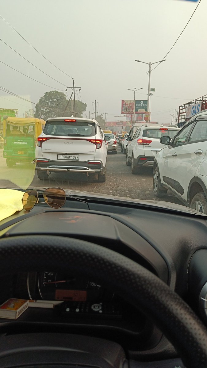 rambhakt44's tweet photo. @gorakhpurpolice @Uppolice 30 min se traffic me fase hai nausad chowk ke pass @uptrafficpolice https://t.co/5tT9JyxM1D