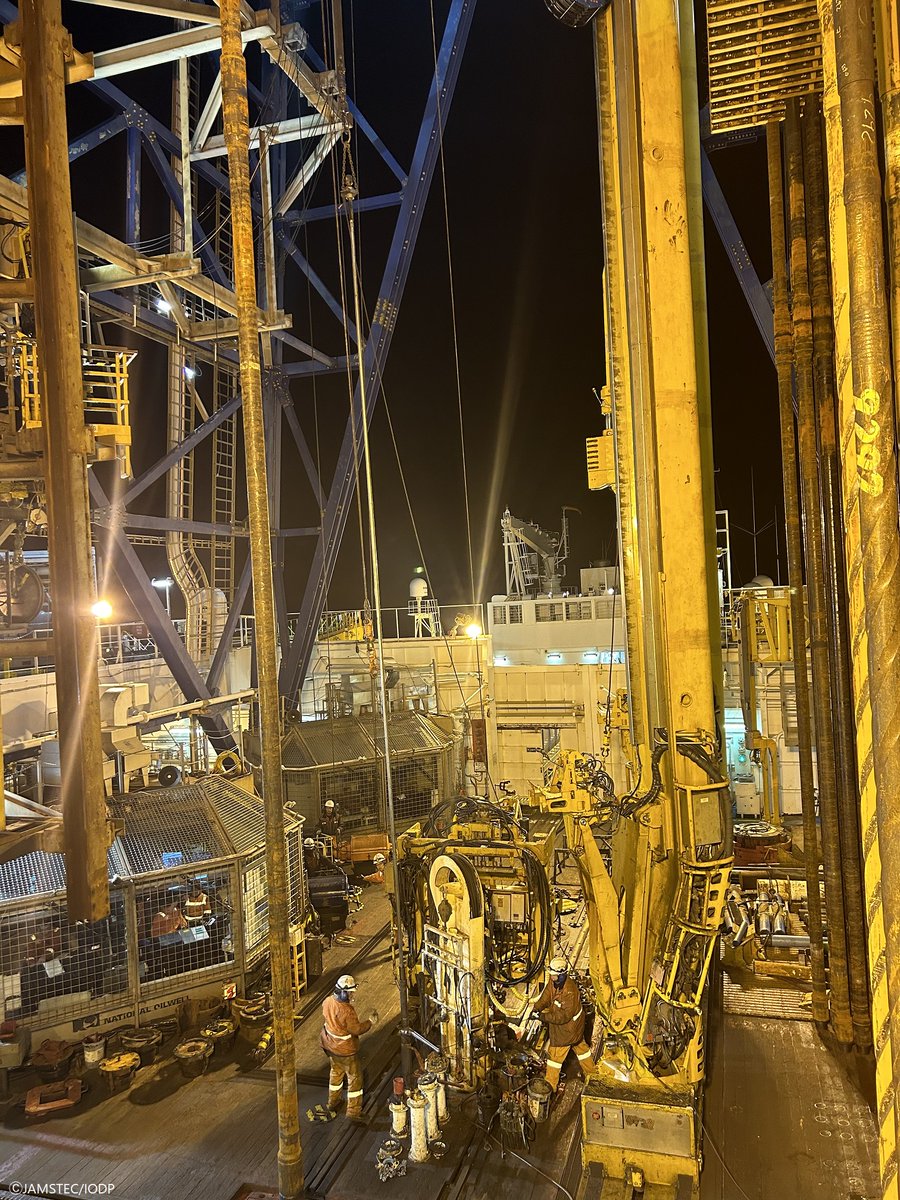 Chikyu_JAMSTEC's tweet image. 11/8 (Fri) Coring at current site started &amp;amp; collected the first soft sediment #coresample from near the seafloor 🌏Photo (L) shows drill floor at work, photo (R) shows equipment recovering inner barrel 🧰 Coring will continue at this hole!
#Chikyu #JTRACK #IODP #JAMSTEC