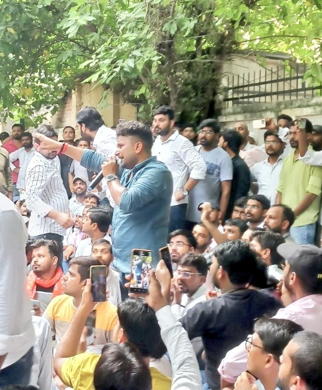 VishuYadav01's tweet photo. गणित के सवालों में आयोग तय कर सकता है कि कौन सवाल कठिन है कौन सरल।
और इसमें नॉर्मलाईजेशन लागू हो सकता है।

लेकिन इतिहास के प्रश्नों में आयोग कैसे तय करेगा कि खानवा का युद्ध वाला प्रश्न सरल है या चंदेरी का युद्ध कठिन?

#UPPSC_No_Normalization
#uppsc_oneshift_onedayexam https://t.co/00APmDc6tQ