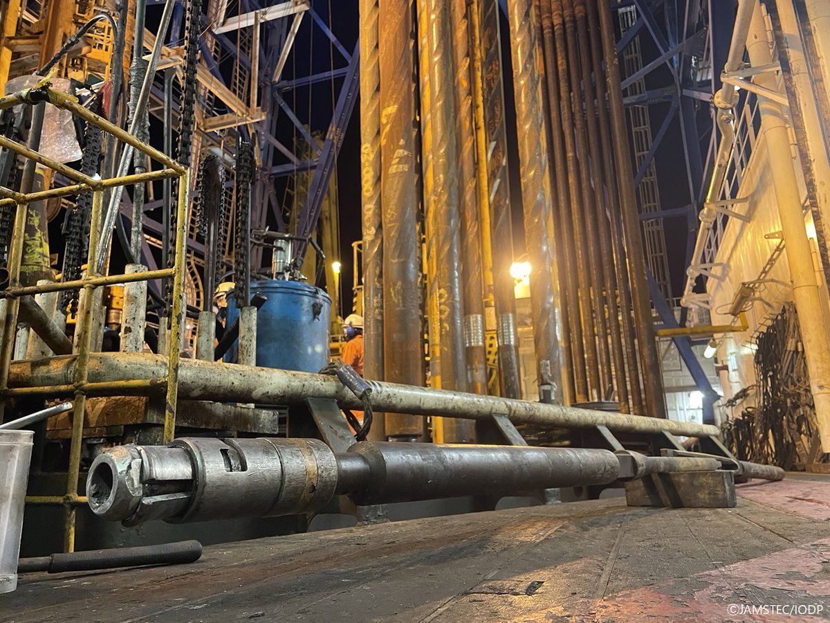Chikyu_JAMSTEC's tweet image. 11/8 (Fri) Coring at current site started &amp;amp; collected the first soft sediment #coresample from near the seafloor 🌏Photo (L) shows drill floor at work, photo (R) shows equipment recovering inner barrel 🧰 Coring will continue at this hole!
#Chikyu #JTRACK #IODP #JAMSTEC