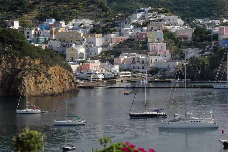 CiaoNico's tweet photo. #Latium - #Ponza: #Trauminsel im Mittelmeer vor den Toren Roms 👉https://t.co/23ZhnYjNLL @visit_lazio @FaroGuardia @SonoitaliaInfo https://t.co/iQ5h8TX6wJ