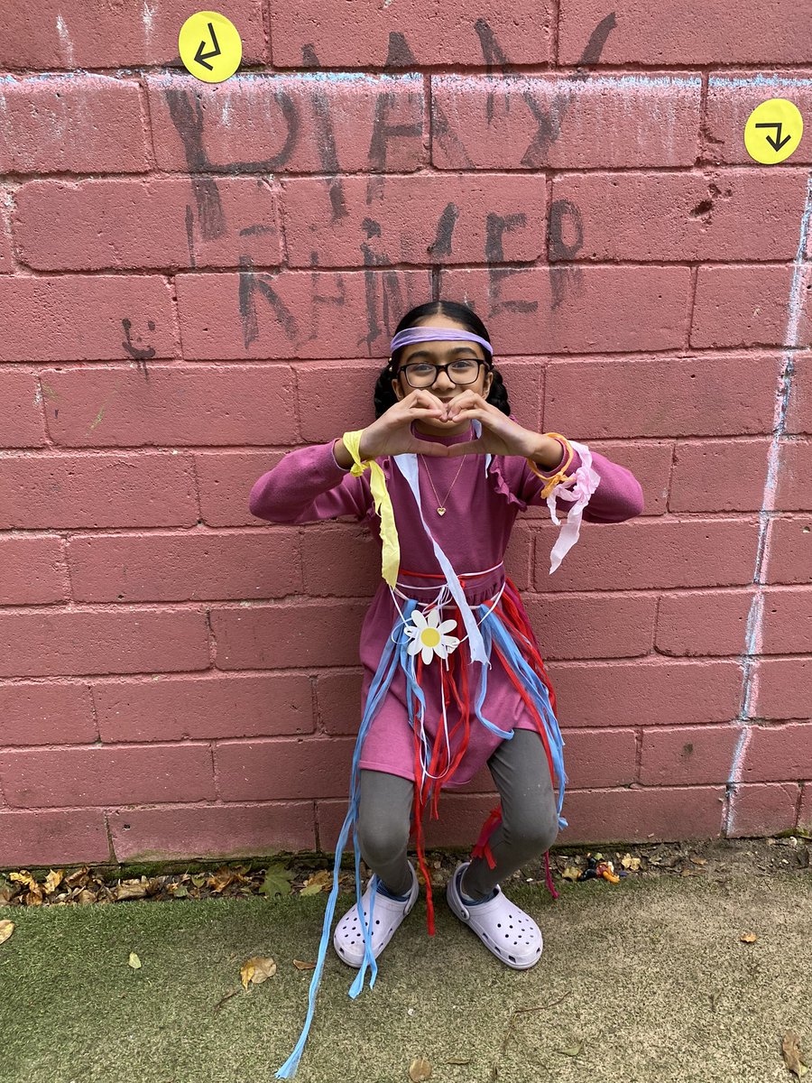 Play_Glos's tweet image. Followed by a creative afternoon where players chose to make slime, paint rocks and enjoyed shop role plays and cricket

They were also inspired to make an outfit and a toaster after rooting through scrap materials 👗 🏏 🎨 

@TNLComFund #SuperSaturday #TimeToBe #ChildLedPlay