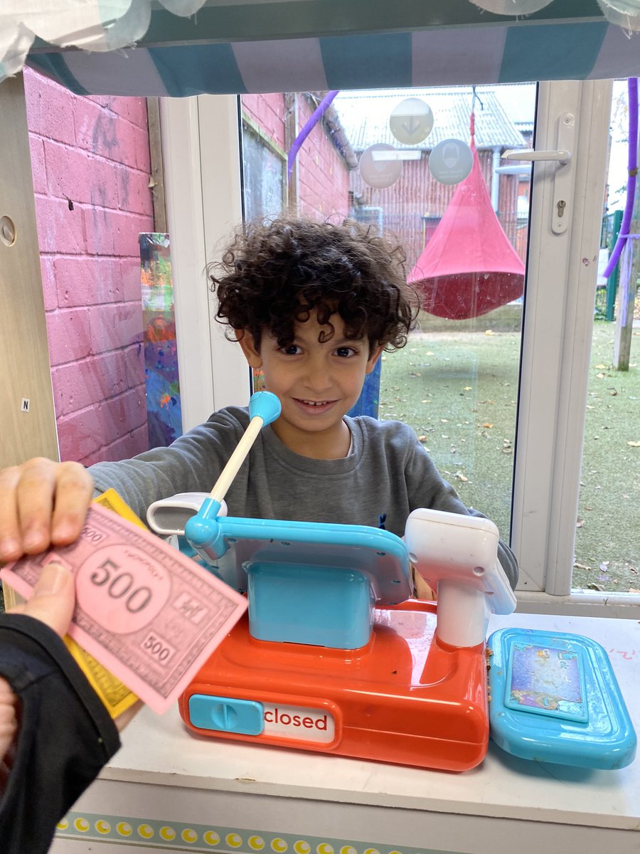 Play_Glos's tweet image. Followed by a creative afternoon where players chose to make slime, paint rocks and enjoyed shop role plays and cricket

They were also inspired to make an outfit and a toaster after rooting through scrap materials 👗 🏏 🎨 

@TNLComFund #SuperSaturday #TimeToBe #ChildLedPlay