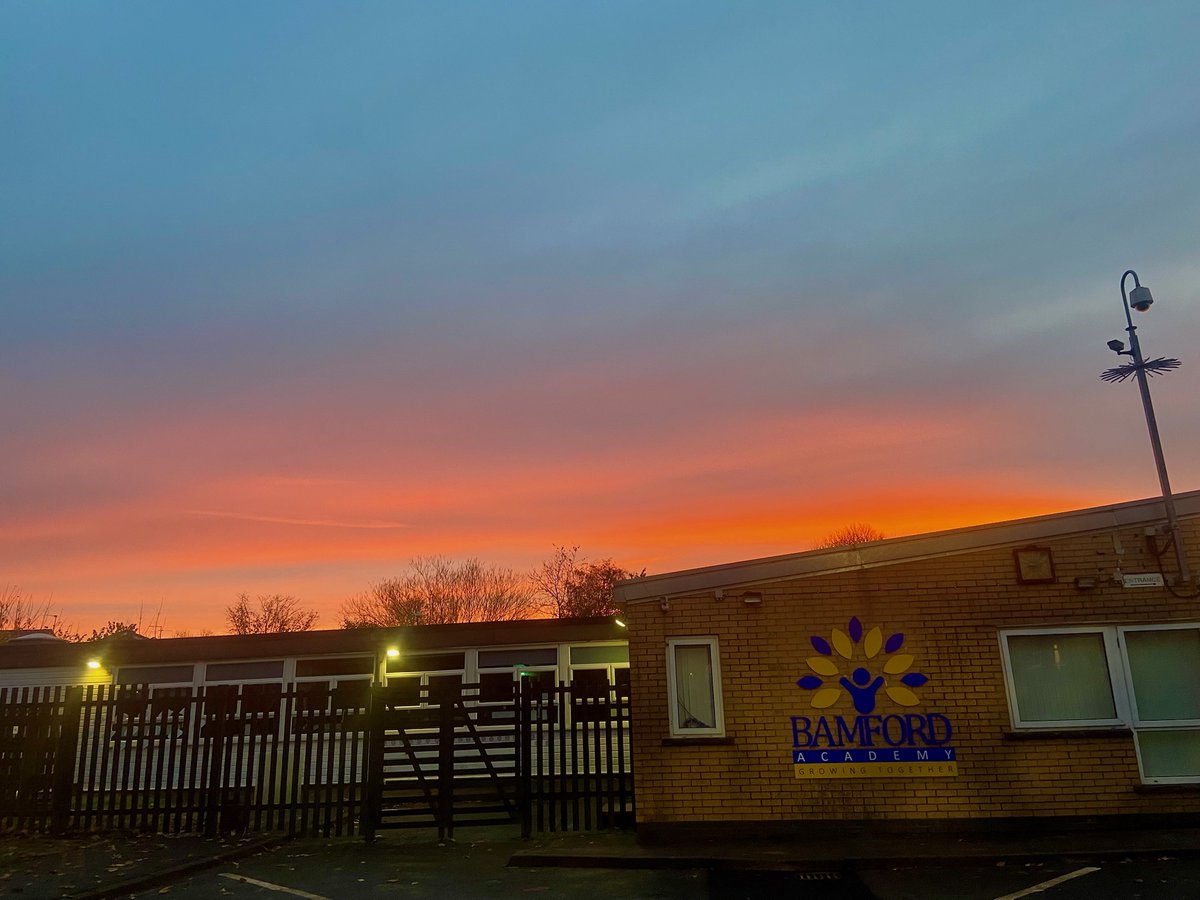 Happy Monday everyone! 
Beautiful colours in the sky this morning 🌄 
We hope you have a good week. 👍