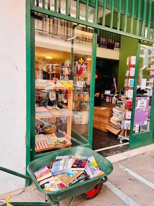 zoemertika's tweet image. Στο Κουκάκι έχει ανοίξει το Book Garden, ένα ασυνήθιστο βιβλιοπωλείο αφού τα μεταχειρισμένα βιβλία αλλά κ τα έσοδα από τις πωλήσεις δίνονται για τη βοήθεια γυναικών που έχουν πληγωθεί ή κακοποιηθεί.
Δίπλα από την είσοδο βρίσκεται ένα καρότσι όπου οι αναγνώστες αφήνουν βιβλία.⬇️