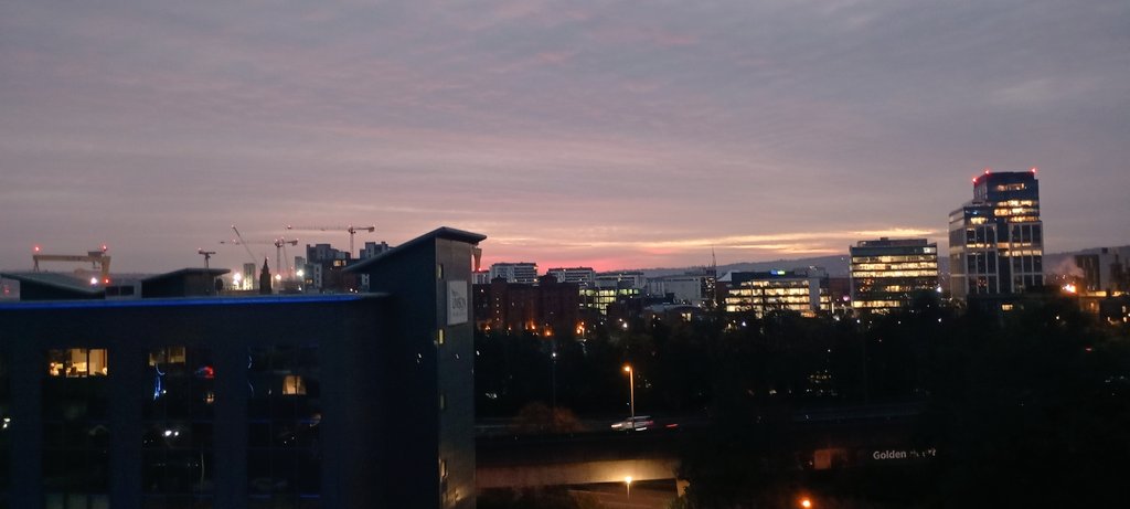 🔥 Kicked off Monday with a workout and a morning sauna that offered stunning views! 🌅 Ready to take on this busy week! 💪 #MondayMotivation #sunrise #Belfast