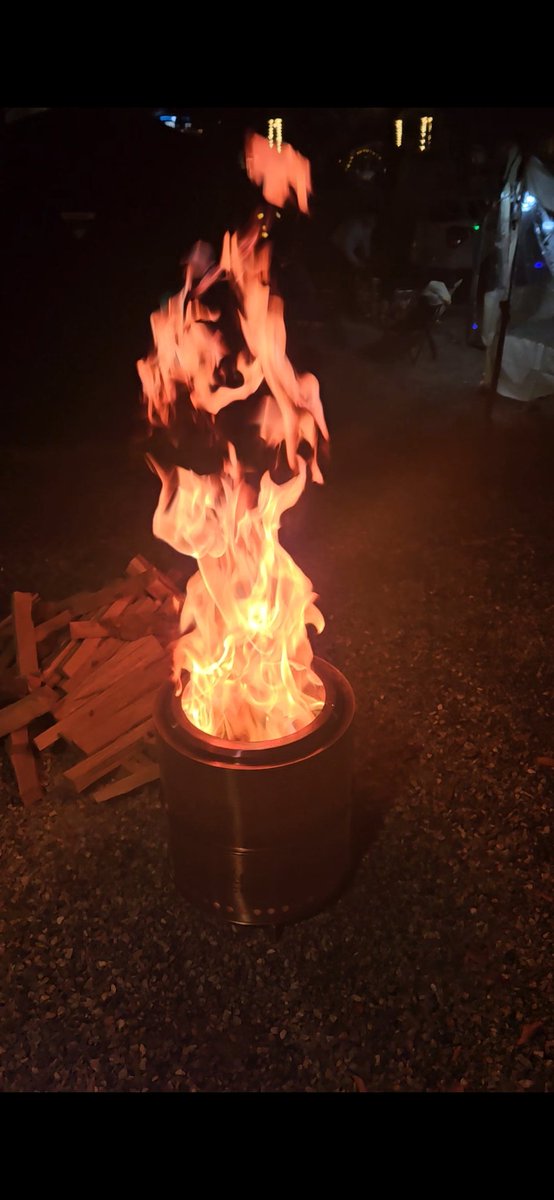 rujia0927's tweet photo. 주말에 캠핑 좋아하는 친구부부 캠핑 집들이 다녀옴
가서 느꼈지만 나는 캠핑 체질이 아니다 ㅋㅋㅋ
가서 도와주는거면 몰라 첨부터 하라고? 그거 무리데스 ㅋㅋㅋ
절대 무리데스 ㅋㅋㅋ
그래도 재미지게 잘 놀다옴 ㅋㅋㅋ
밤하늘도 예뿌었다!! https://t.co/HeoUQ2NQBk