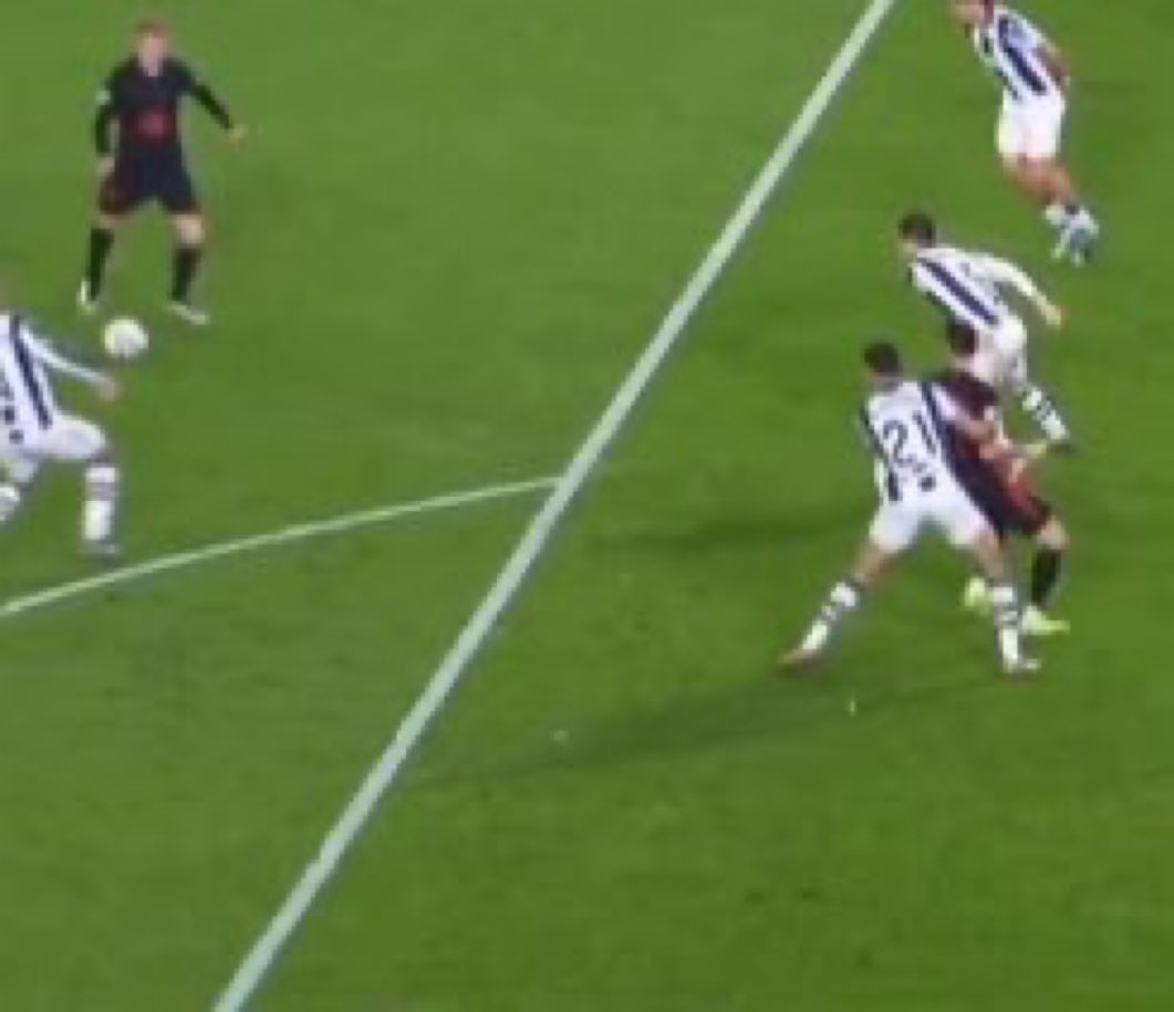 El Frame que usan para el fuera de juego es de cuando aún Frenkie no ha dado el pase