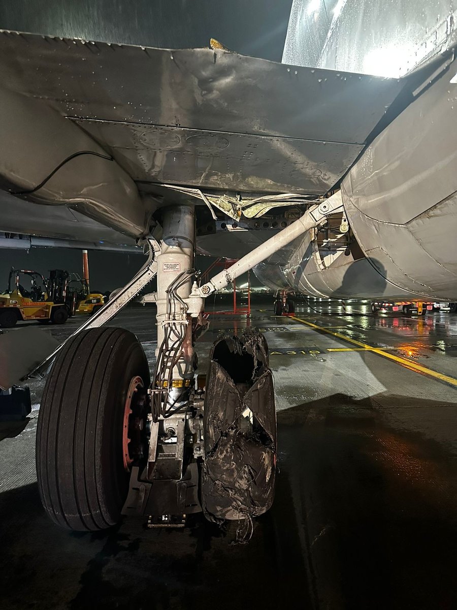 aviationbrk's tweet image. Aerosucre 727-227 impacts runway equipment while taking off from Bogota El Dorado International Airport.

Flight 372 from Bogota, Colombia to Valencia in Venezuela returned safely an hour after the incident.

Photos appear to show damage to the aircraft's landing gear.