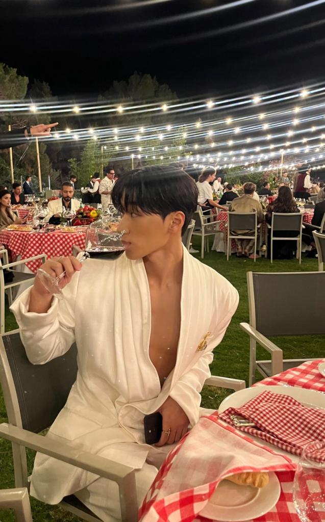 eyatiny's tweet image. A thread of san just sitting for all my normal atinys out there 💥

We'll start off with these iconic looks