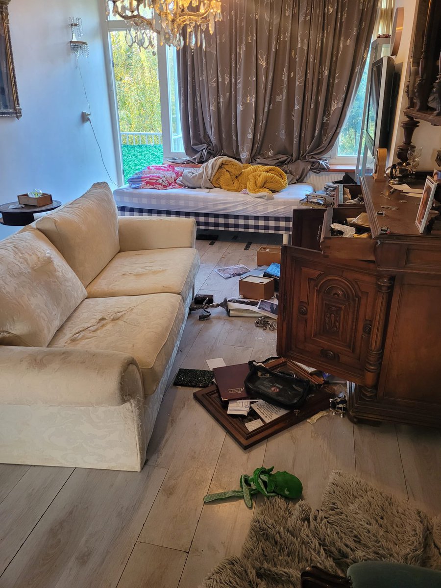 elias_linder's tweet photo. Min farbror, som bor i Amsterdam, blev identifierad som jude under en pro-israelisk demonstration och förföljdes på vägen hem. Efter att han lämnat sin lägenhet bröt sig aktivister in och vandaliserade allt de kom åt. Polisen har förstås inte hittat några misstänkta. Framtiden för judar i Europa ser mörk ut om inte något drastiskt görs för att förändra denna verklighet. Länk i kommentarsfältet.