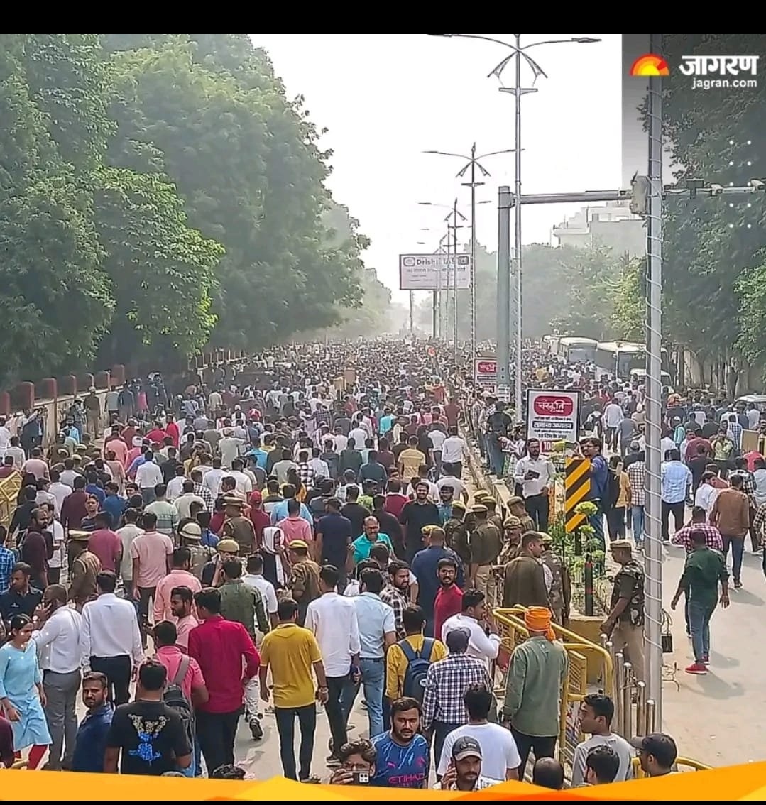 EliteCreatorHub's tweet photo. सरकारी भर्तियों में सरकार मनमानी करके छात्रों की आवाज को दबा रहीं हैं।
एक तरफ योगी सरकार लाठियां बरसा रहीं हैं।
दूसरी तरफ भजनलाल सरकार लोगों को जेलों में बंद कर रहीं हैं।
छात्र एकता जिन्दाबाद!
#UPPSC_ROARO_ONESHIFT #UPPSC_No_Normalization #SI_भर्ती_2021_रद्द_करो @BhajanlalBjp @myogiadityanath