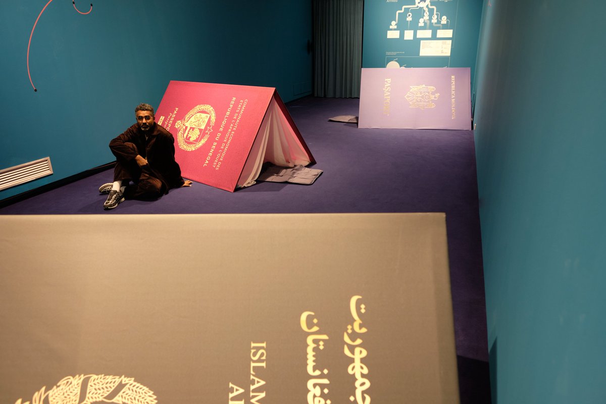 Il 9 novembre abbiamo aperto la mostra Khalid Albaih. La stagione della migrazione a Nord, visitabile fino al 23 febbraio 2025 al Museo di Santa Giulia di Brescia. La mostra, curata da @elettrastamboulis, indaga la vita e il mondo creativo del fumettista sudanese <a href="/khalidalbaih/">ود البيه</a>.