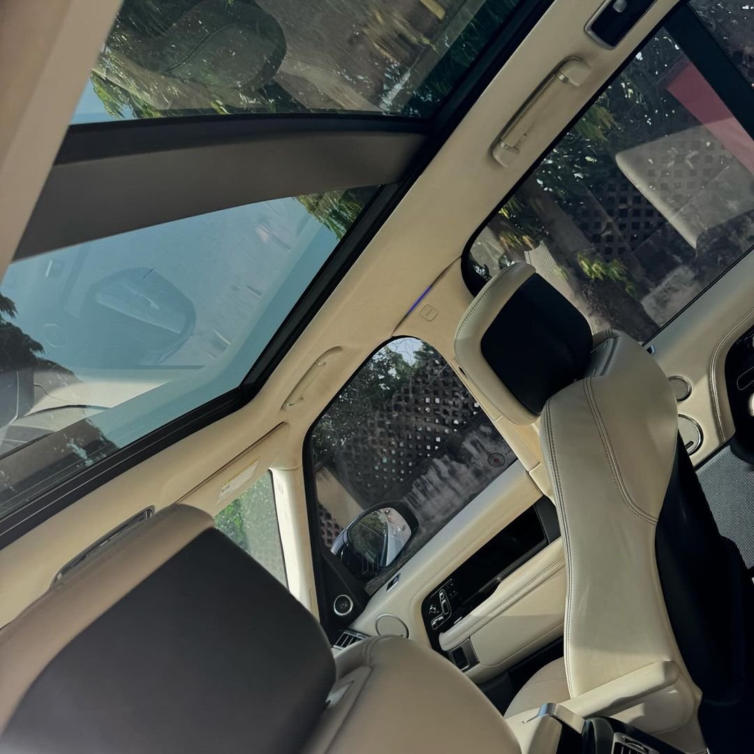 Abj_Auto_cars's tweet photo. DM us now for more details, to book a test drive, or explore flexible financing options! This Range Rover Vogue is your gateway to luxury, power, and sophistication.
#RangeRoverVogue #VogueP525 #LuxurySUV #WhiteRangeRover #AbujaLuxuryCars #BakoMotors #DriveInStyle #LuxuryOnWheels https://t.co/Tmd3dWKP1R