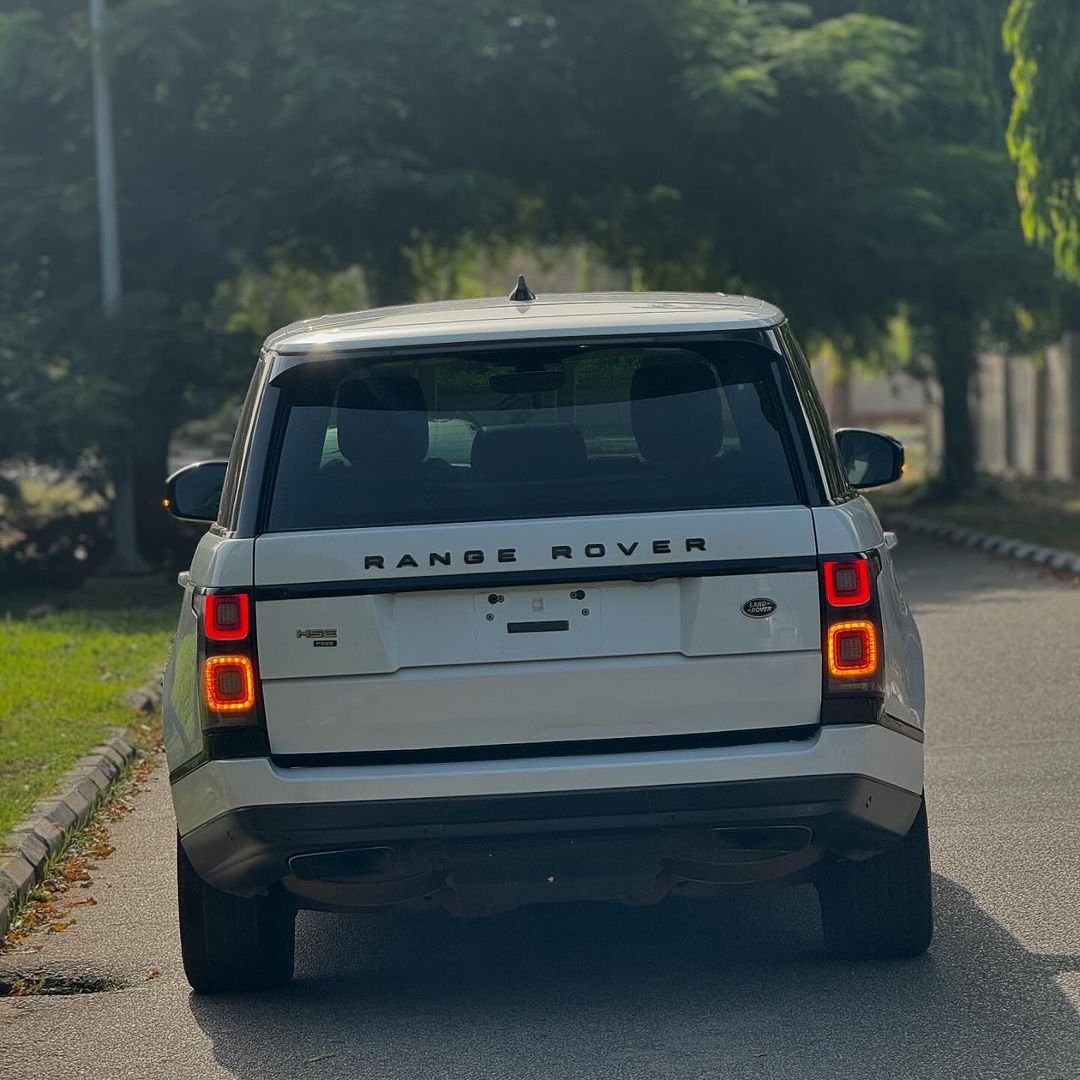 Abj_Auto_cars's tweet photo. DM us now for more details, to book a test drive, or explore flexible financing options! This Range Rover Vogue is your gateway to luxury, power, and sophistication.
#RangeRoverVogue #VogueP525 #LuxurySUV #WhiteRangeRover #AbujaLuxuryCars #BakoMotors #DriveInStyle #LuxuryOnWheels https://t.co/Tmd3dWKP1R