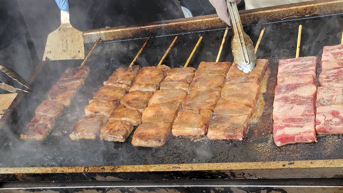 こんにちは！茨城大学フットサル同好会です！
先日の茨苑祭ではフットサル同好会として初めて牛串販売に挑戦しました！
幅広い年齢層のお客様にご来店いただき、予想を超える売れ行きにメンバー一同感激しています！
ご来場いただいた皆さま、本当にありがとうございました！