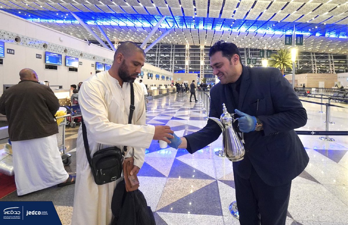 JedcoKSA's tweet photo. 📷| 
جانب من حفل استقبال أولى رحلات الوجهة الجديدة بين جدة وسوهاج، والتي ستكون بواقع رحلتين أسبوعياً عبر طيران أديل. ✈️

#مطار_الملك_عبدالعزيز https://t.co/MRUEOT7cVx