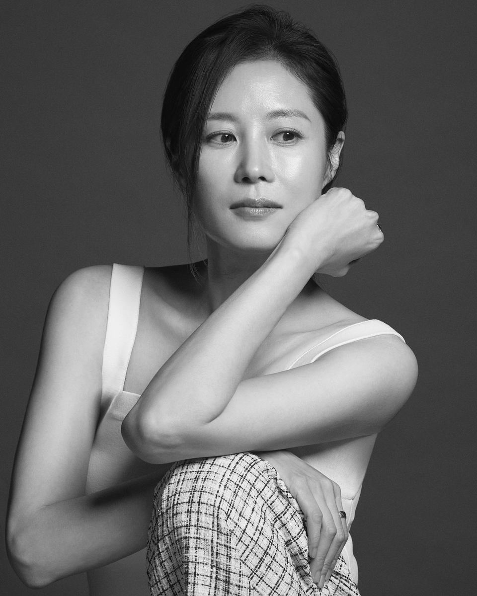 imbcenews's tweet photo. 문소리 "김태리 엄마 역을 또? 태리가 떼쓰면 어쩔 수 없죠" [인터뷰M]
#문소리 #MoonSori #지옥2 #Hellbound2 
#정년이 #JeongNyeon #김태리 #KimTaeRi 
#tvN #넷플릭스 #Netflix #iMBC연예   

과거 그가 판소리를 배웠던 이력이 있다는 사실을 알고 있던 김태리. '정년이' 촬영 중 연락이 닿았다고. 문소리는 "나의 서사를 김태리는 알고 있었다. 내가 제주도에 있을 때 태리가 놀러 왔다. 그때 그 작품에 대한 이야기를 해주더라. 

요즘 판소리 수업을 듣는다더라. 구경 와달라길래 가기도 했다. 김태리의 노림수였다. 엄마를 좀 연기해 달라고 부탁하더라. 인연이라는 게 참 중요하다"고 말했다.

문소리는 김태리라는 후배를 평해 달라는 요청에 "노력은 배신하지 않는다는 말과 딱 어울리는 배우다. 그렇게 노력하는 배우를 오랜만에 본 거 같다. 큰 짐을 이고 가면서도 결국엔 해내더라"며 감탄했다.

문소리는 과거 영화 '리틀포레스트'에 이어 '정년이'까지 김태리의 엄마 역할만 두 번째다.

"태리가 떼쓰면 거절하기 힘들 수 있다. 걔도 생각이 있겠죠. 언니나 이모로는 뭐. 농담이다. 좋은 배우와 연기하는 건 흔치 않은 거절할 이유나 명분이 없는 거 같다"고 설명했다.

📎  https://t.co/kKM2jouHJl