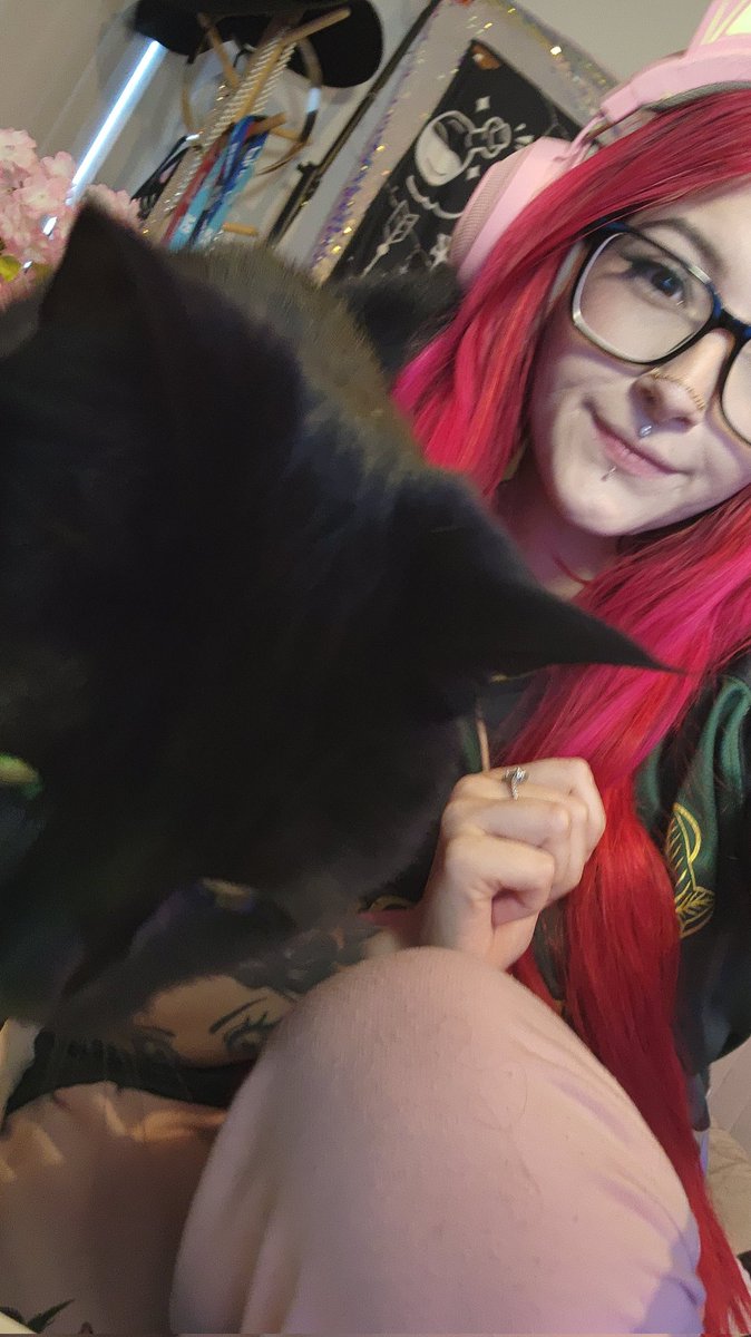 _KelloKitty's tweet image. Live for Day 1 of my Holiday Spectacular #GameOnCancer 
Playing Subnautica for the first time!
twitch.tv/kellokitty