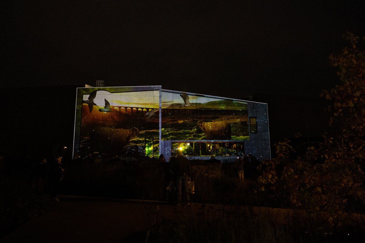 For this weekend's #LightUp2024, a spectacular animation celebrating Surrealism will be projected on The Hepworth Wakefield!

Make an evening of it with family activities, shop open until 7pm &amp; café open until 8pm.

Fri 15, Sat 16, Sun 17 Nov
4-8pm
FREE

hepworthwakefield.org/whats-on/light…
