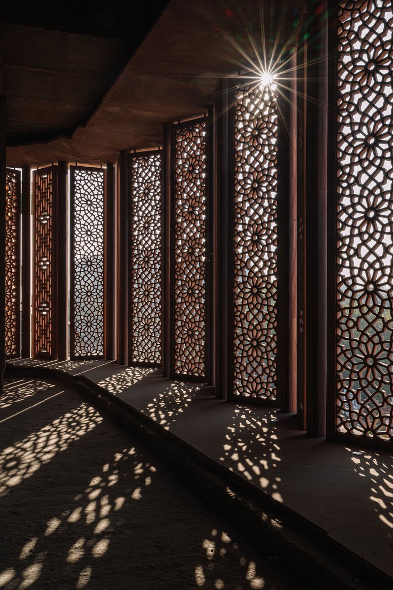 designboom's tweet image. hand-carved red sandstone clads jewelry store&apos;s facade by @studiolotus_in in jaipur designboom.com/architecture/h…
