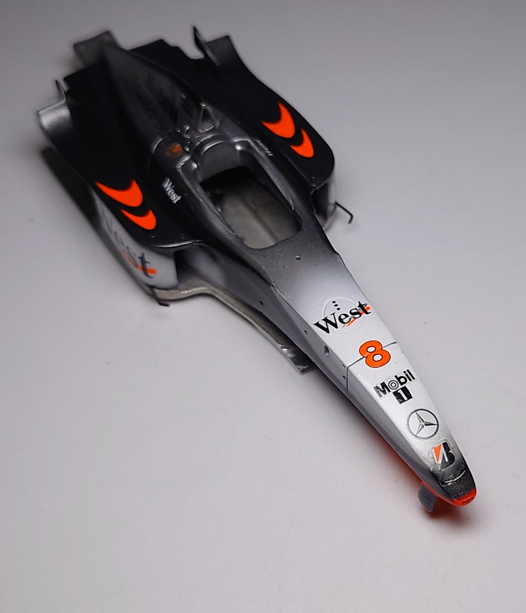 fatfatty8's tweet photo. #43オモロー
#MP4_13
リアカウルの頂上に走る黒帯はキットのデカールを貼った後型紙を当ててボカシを入れました。
スペアデカールも準備されているので、ひとまずスポンサーデカールを貼ってみました。
やだ、何かもう格好良い。 https://t.co/j73GF5ecaV