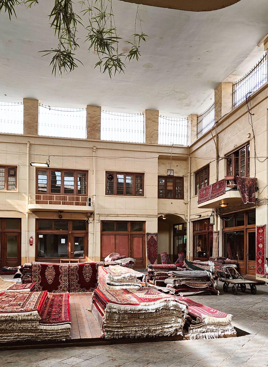 یکی از تیمچه‌های فرش‌فروشی در بازار بزرگ تهران