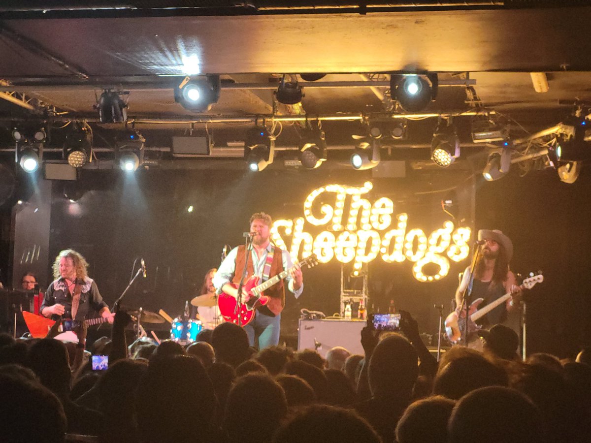 NoMondaysPromo's tweet photo. Que buenos son @TheSheepdogs!! Anoche disfruté de lo lindo!
#thesheepdogs https://t.co/XaDt32YYic