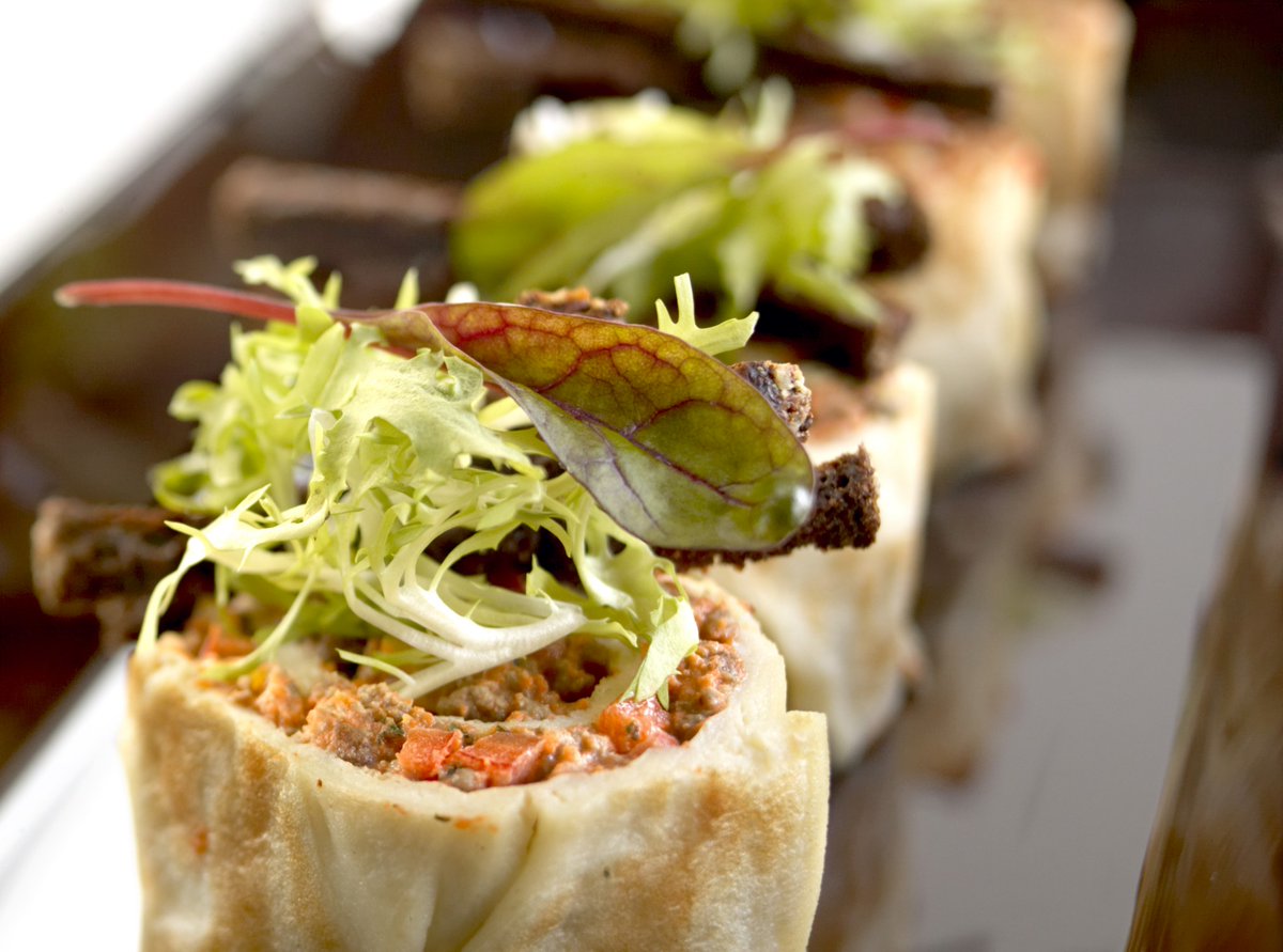 Mitä ruokakulttuurimme helmiä katat juhlapöytään?  Ehkäpä karjalanpaistia perinteiden ystäville tai pikkunaposteluun ruisnapit tai rieskarullat lihatäytteellä? Laadukkaat kotimaiset raaka-aineet kruunaavat arvokkaan juhlan. Hyvää itsenäisyyspäivää!
#hyväälihasta #suomalaistalihaa