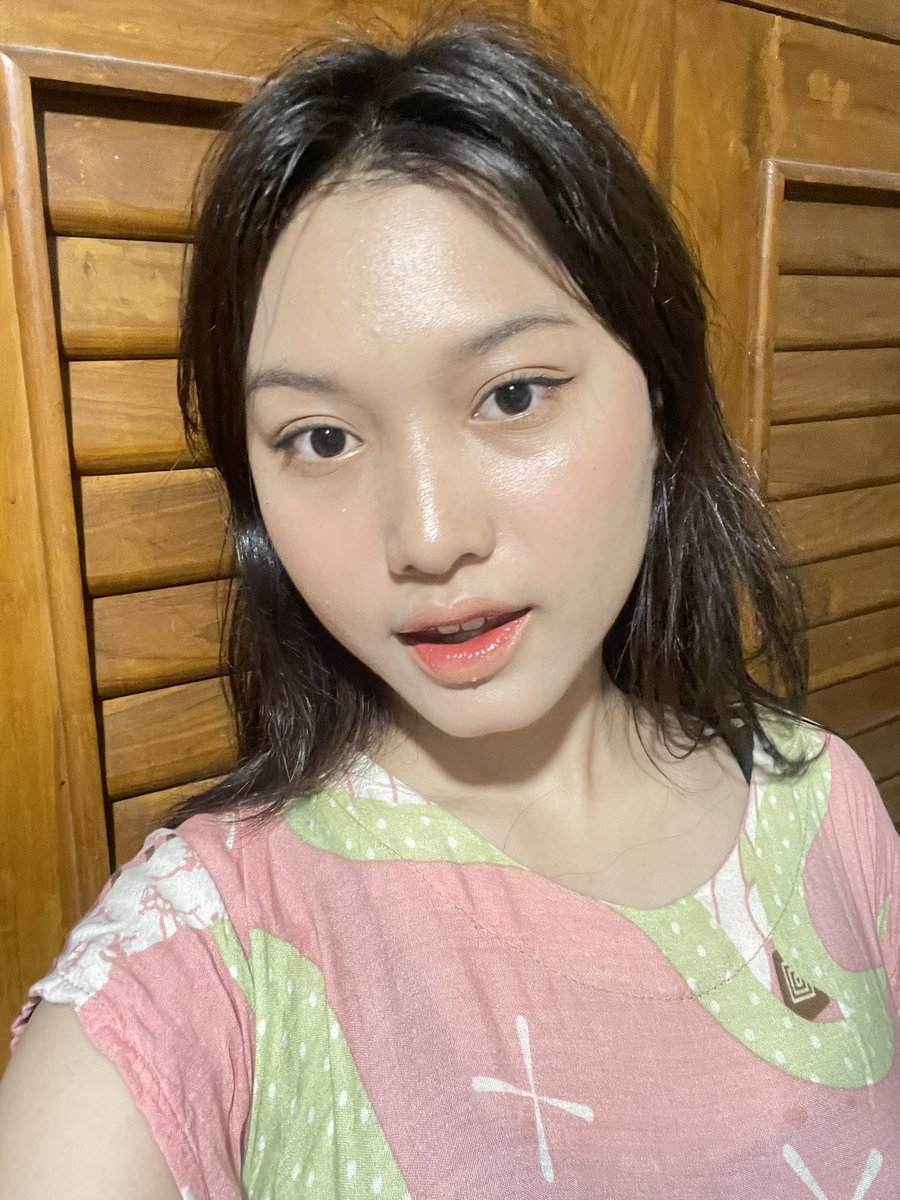 shaarizenw's tweet photo. dan, ternyata makeup beneran jadi smooth banget kalau pake ini! dan dia juga bikin cerahan kalau dipake secara rutin 🤯✨
the primer vs the makeup (smooth banget banget ga boong)
#StarInYou #MyCstar https://t.co/iHp1IStTSI