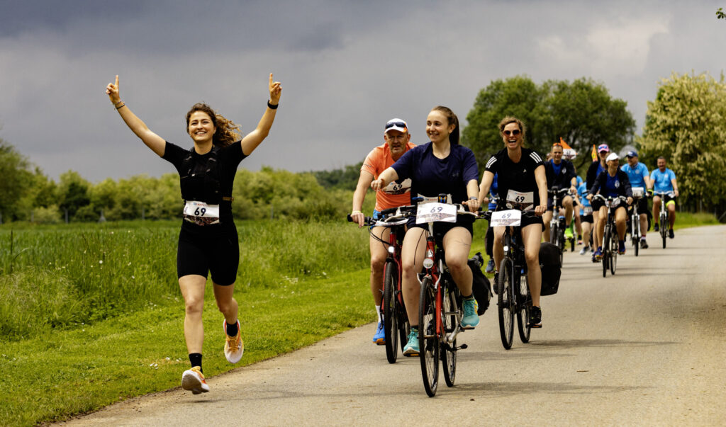 𝗟𝗢𝗪𝗟𝗔𝗡𝗗𝗦, 𝗞𝗢𝗡𝗜𝗡𝗚𝗦𝗡𝗔𝗖𝗛𝗧 𝗢𝗙 𝗥𝗢𝗣𝗔𝗥𝗨𝗡?
Volgens Harold, van Team 69 | UMC Utrecht, voelt de sfeer als Lowlands: een sterk gevoel van verbondenheid. De doorkomst in Zele lijkt op Koningsnacht, vol energie en feest.💙 Meer lezen? bit.ly/3AyD1re