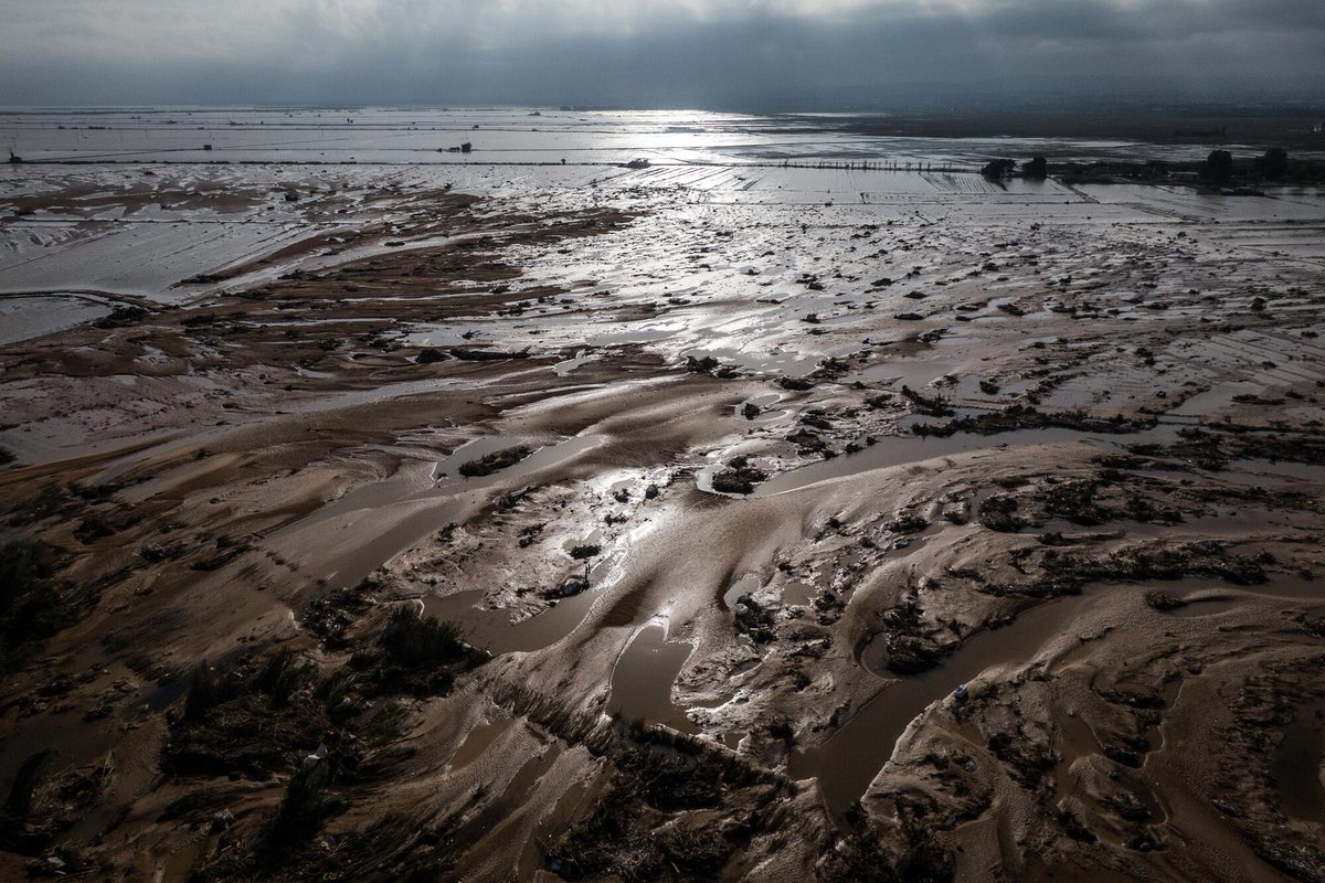 El Salto (@elsaltodiario) on Twitter photo 🌊Fotogalería | Qué hay detrás de la DANA.
Las consecuencias del fenómeno meteorológico más extremo del siglo ha causado daños directos a más de 800.000 habitantes.
📷 <a href="/PedroArmestre/">Pedro Armestre</a>
elsaltodiario.com/cambio-climati… 🌊Fotogalería | Qué hay detrás de la DANA.
Las consecuencias del fenómeno meteorológico más extremo del siglo ha causado daños directos a más de 800.000 habitantes.
📷 <a href="/PedroArmestre/">Pedro Armestre</a>
elsaltodiario.com/cambio-climati…
