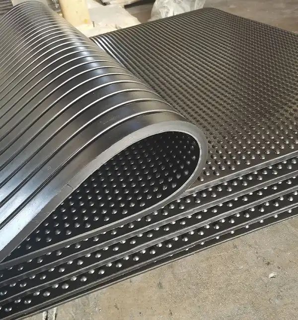 Oliveryang0202's tweet image. Embrace the strength of our Rubber Mat, featuring a Honeycomb Origin Groove Dot design, perfect for your stable and animal matting needs. Available in elegant Horse Black, it provides comfort and stability in dimensions of 1000mm x 2000mm or 1830mm x 1220mm. #HorseMat #RubberMat