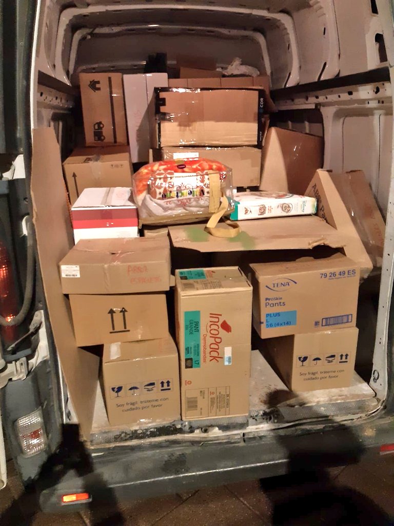 Xicots's tweet photo. Ahir va arribar al País Valencià tota la recollida d'aliments, higiene, roba, estris de neteja, etc. que hem fet durant els últims dies a Cal Noi-Noi per les persones afectades per la DANA. 

Gràcies a tothom qui ha vingut a fer-nos un cop de mà, tant portant material com per... https://t.co/WYaWUI0wX8