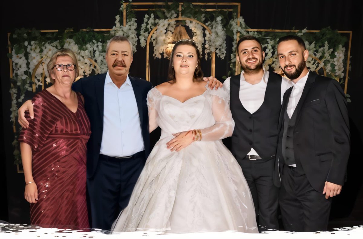 acelyakuruu's tweet photo. Böyle videolara bakıp bakıp ağlardım keşke benimde böyle babamla fotoğrafım olsa derdim..gerçek oldu.ama gerçek gibi oldu.Fotoğrafa baktıkça sanki o gün gerçekten yanımdaymış gibi canım babam..bakıp bakıp ağlamam..o gün içim buruktu ama şuan tamamlandı.. https://t.co/G7Q5IivrmX