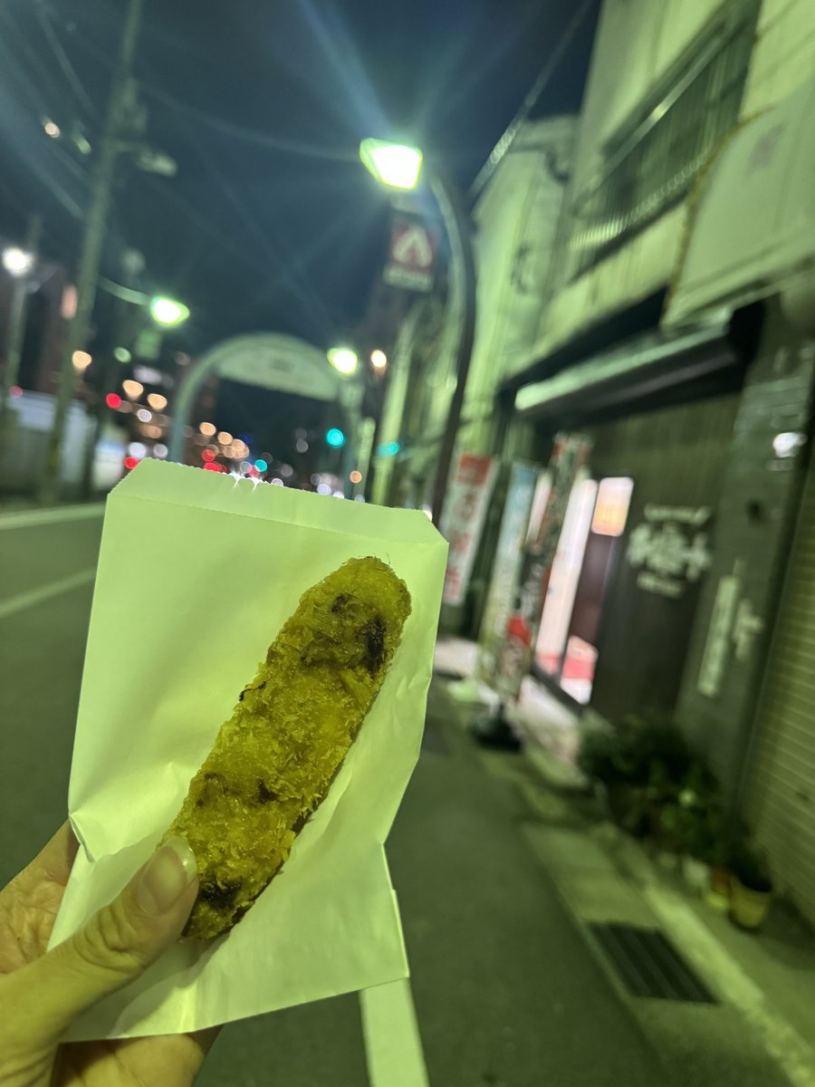soto_ga_suki's tweet photo. 富山県産のイノシシ肉100%🍖
シシメンチスティック🐗
税込216円💰✨

少し待てば揚げたてをくれるのだ🔥

うまぁぁぁ！！！

#三代目ボーンミート
#とやまジビエ
#ジビエ #富山市 https://t.co/WcOphqklKD