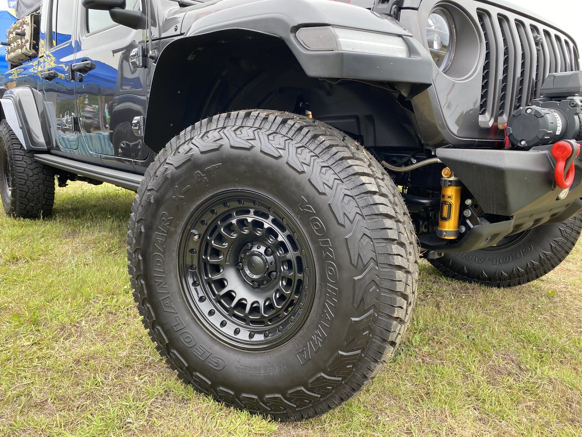 GEOLANDAR_JP's tweet photo. JOAフェステバル 2024 ジオランダー装着車ご紹介
タイガーオート/Tiger auto 様
車輛:グラディエーター
装着タイヤ:GEOLANDAR X-AT
サイズ:37X12.50R17
#YOKOHAMA #ヨコハマタイヤ #GEOLANDAR #ジオランダー #XAT #グラディエーター #JOAフェステバル #JOAfestival #Tigerauto #タイガーオート https://t.co/g1wn30qig3