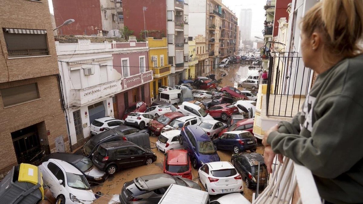It's been a little over two weeks since flash floods swept through Spain's Valencia region, leaving at least 214 dead.

While climate change is responsible for the intense rains that caused the flooding, here's a thread on how unchecked urbanism played a part in the death toll: