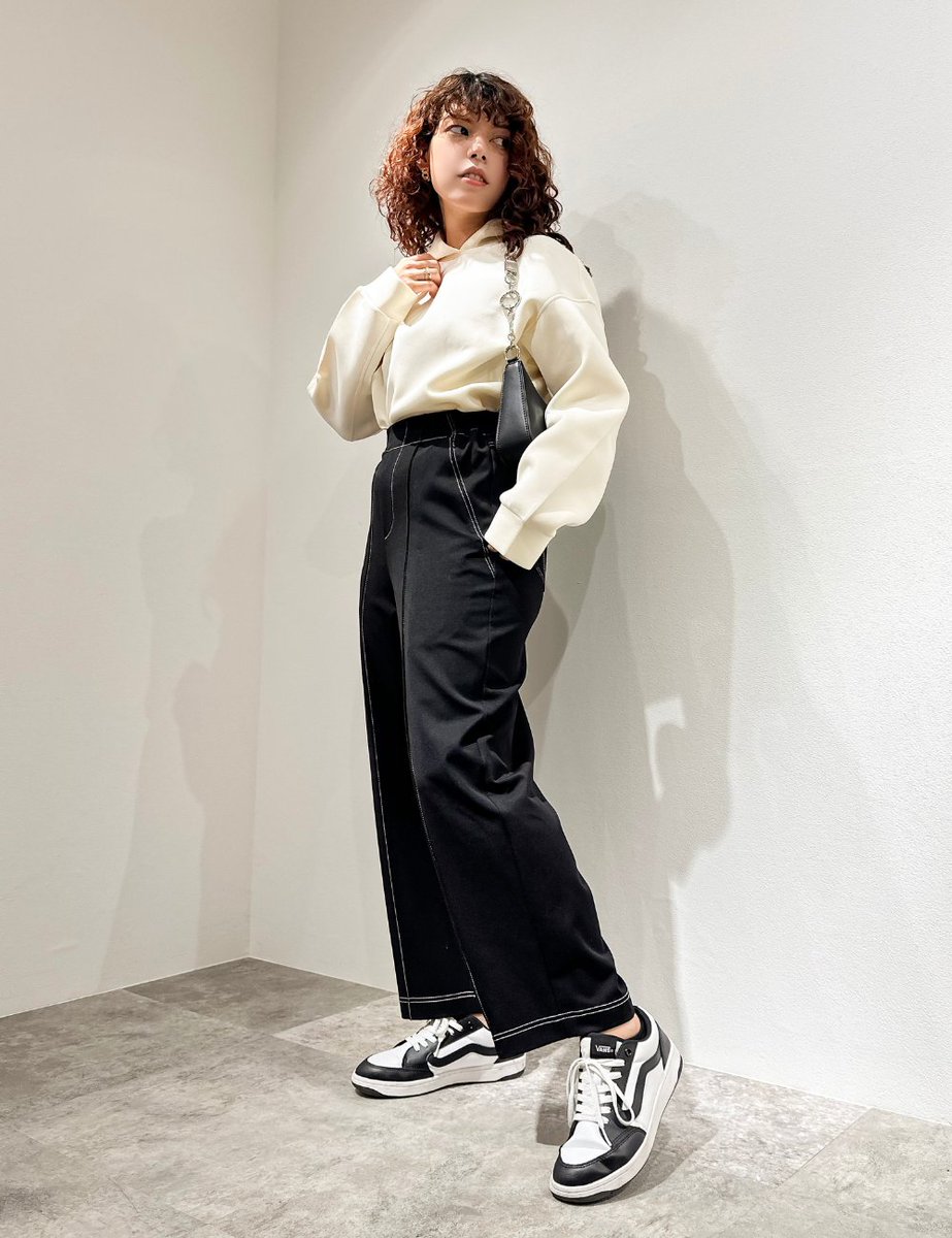 皆様待望の無地黒に足なが効果が狙えるホワイトステッチ入りのカラーが