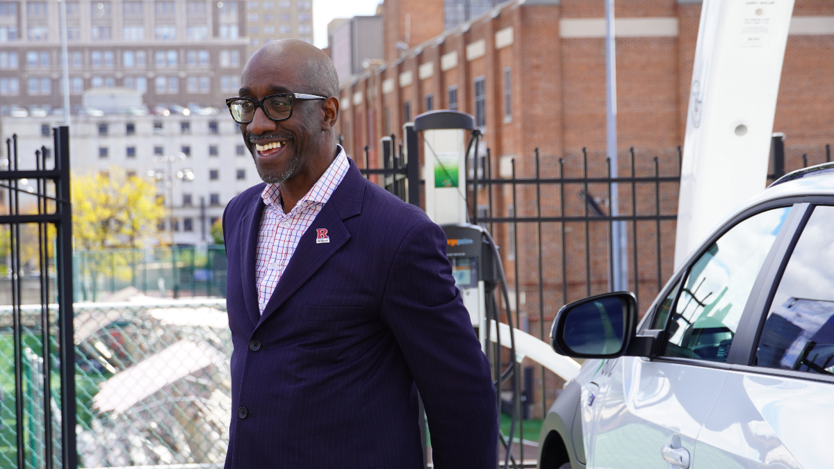 🔋🚗 Exciting news for electric vehicle (EV) drivers! Our first solar-powered EV charging station is now open at 110 Warren Street! This free, eco-friendly pilot station is a key step in our commitment to sustainability.

🔗 i.mtrbio.com/eaiewcrvcc

💚🌏 #RUGreen #RutgersNewark