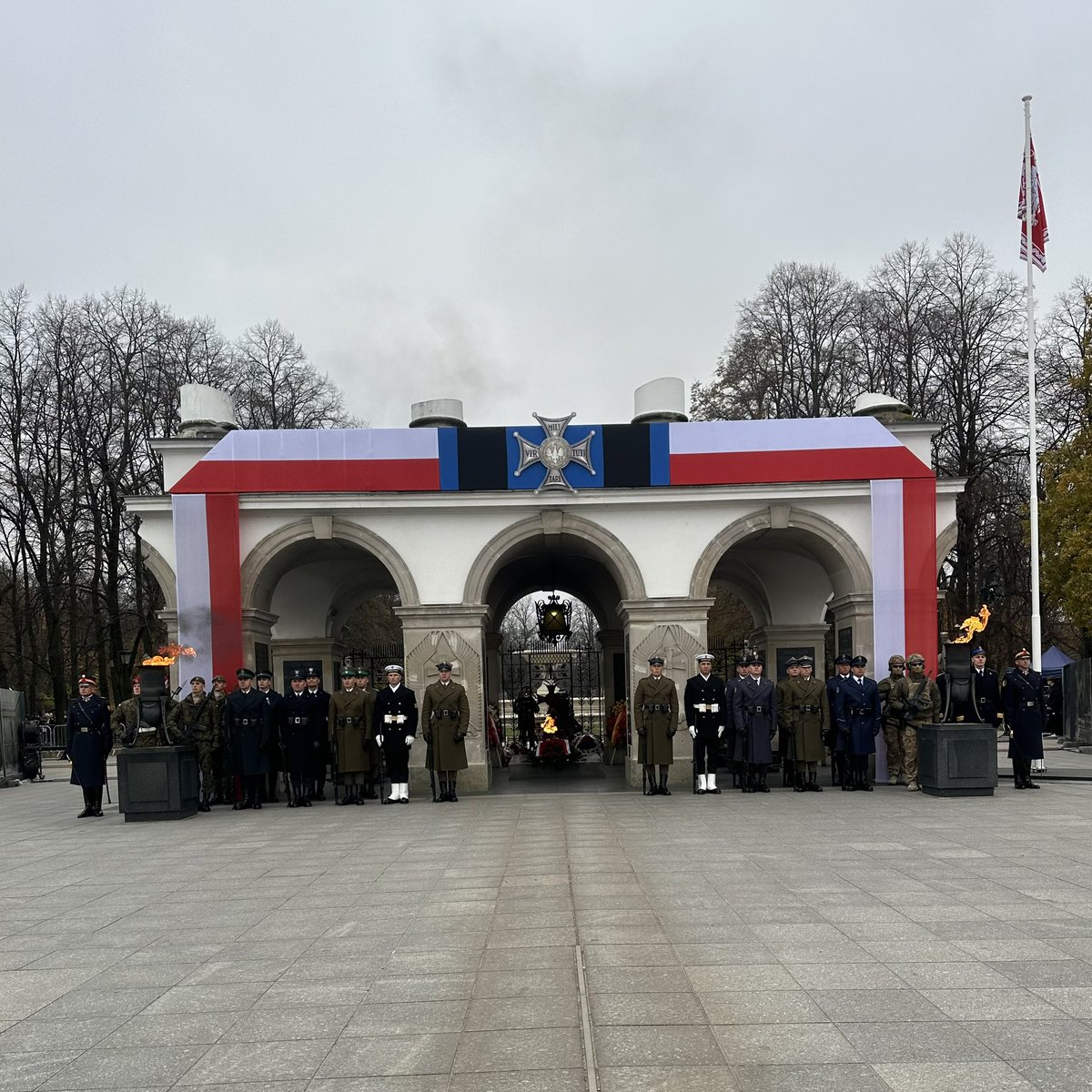 Narodowy Dzień Niepodległości
11.11.2024 obchody Święta Niepodległości na Placu Marszałka Józefa Piłsudskiego pod Grobem Nieznanego Żołnierza. @Muzeumpoznan #PowstaniaWielkopolskiego reprezentował kierownik muzeum Marcin Wiśniewski
@PL1918 
<a href="/kultura_gov_pl/">Ministerstwo Kultury i Dziedzictwa Narodowego</a> 
<a href="/prezydentpl/">Kancelaria Prezydenta RP</a>