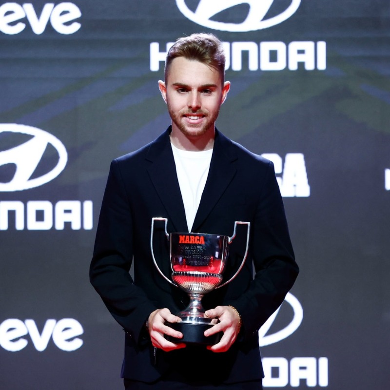 SevillaFC's tweet photo. 🏆 Peque recibe en Madrid el Trofeo Zarra 2023/24.

@marca #WeareSevilla