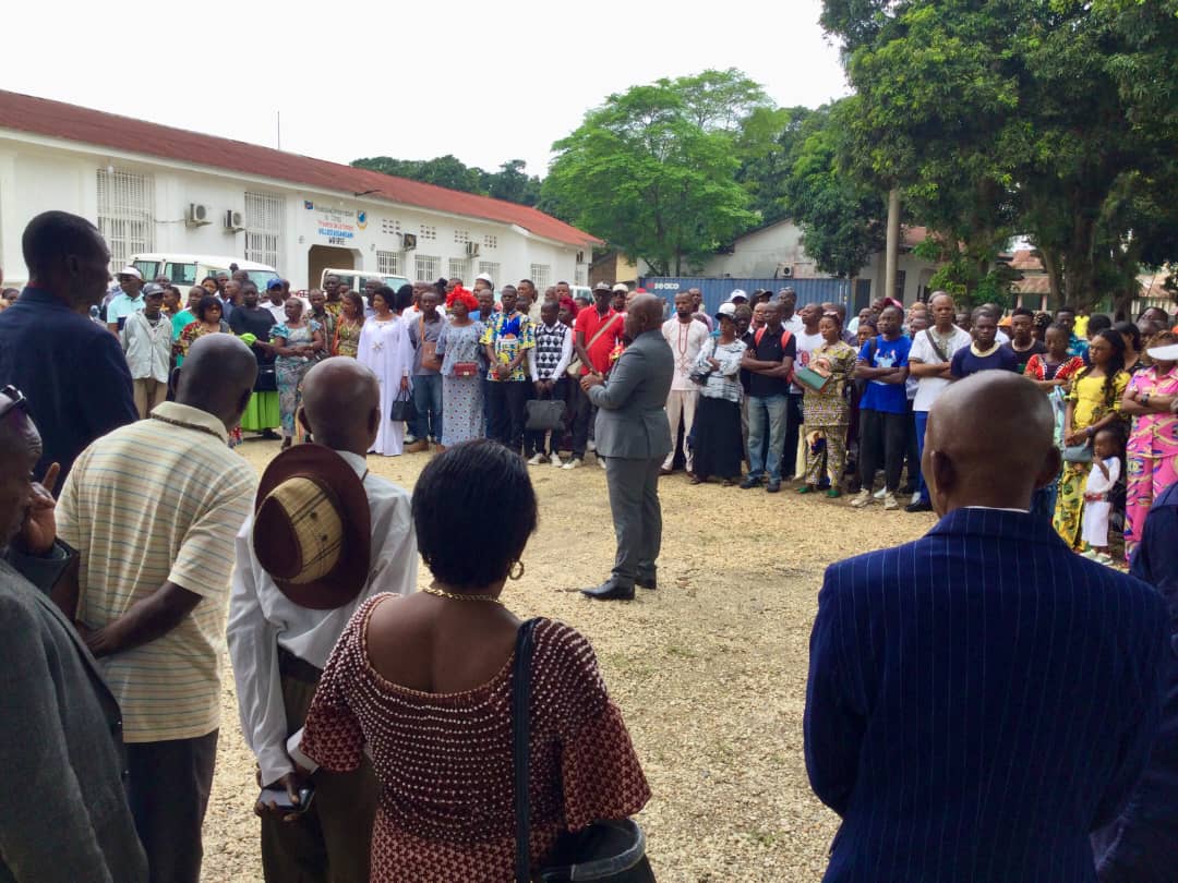 #RDC : quatre (4) agents percepteurs des taxes d’étalage au marché central de #Kisangani, chef-lieu de province de la #Tshopo dans le nord-est de la République démocratique du Congo, ont été suspendus pour mauvaises pratiques dans l’exercice de leur tâche, a annoncé, lundi, le
