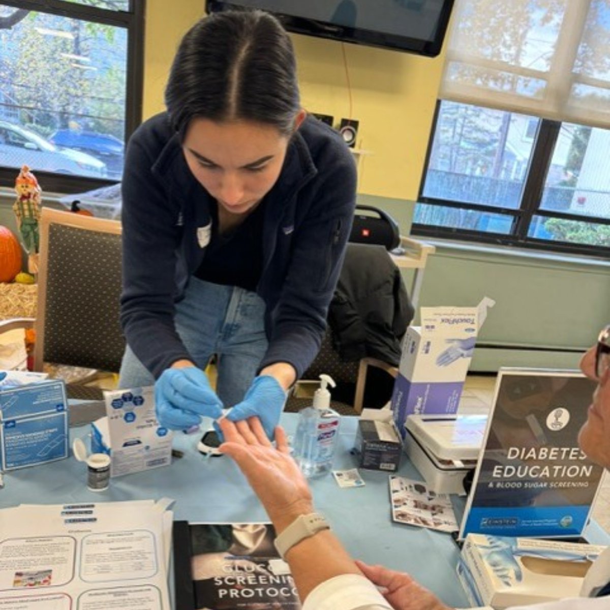 Einstein_SL's tweet photo. Kings Harbor Multicare Center residents enjoyed a fantastic Health Fair hosted by our 3rd-year students and Kings Harbor staff! Our students loved connecting with seniors and sharing healthy living tips. We’re grateful for the chance to support this wonderful community! https://t.co/8l1YJ8WJfO