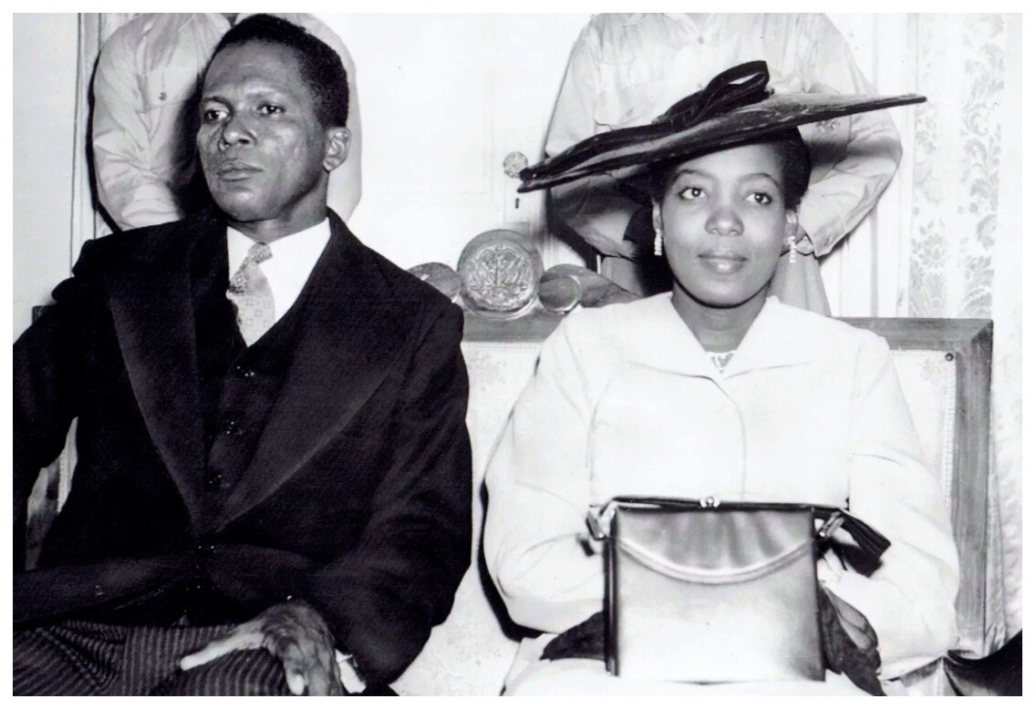 Ti moso listwa 

11 novanm 1913, Daniel Fignolé pran nesans nan Corail, nan Depatman Grande-Anse. 

Daniel Fignolé se te yon pwofesè matematik ekstraòdinè nan Lycée Alexandre Pétion. Li te marye ak Carmen Jean-François.  Nan lane 1946, nan tèt kole ak François Duvalier, li te