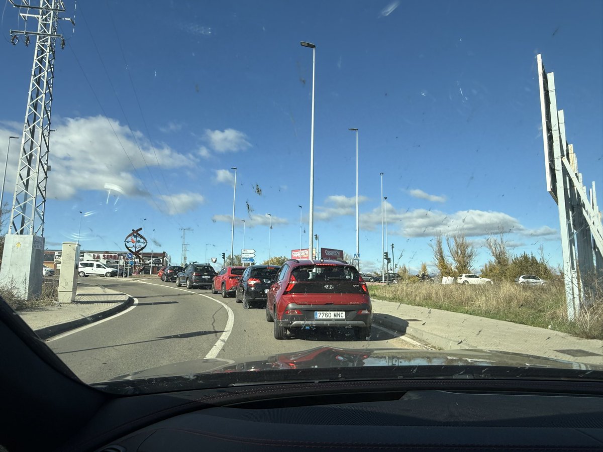 Ante las obras q hay nadie en el <a href="/LeonAyto/">Ayuntamiento de León</a> puede enviar a alguien, salida parque tecnológico) a regular el tráfico y las colas que se preparan por culpa de una gestión nefasta del tráfico??🙈🙈 2000 tíos saliendo y ni una idea? #leonesp