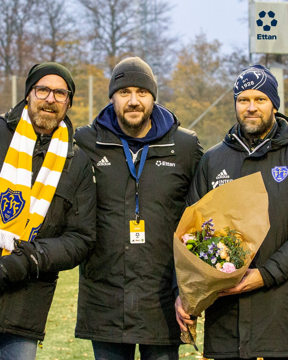 💐 Under den sista spelomgången var Ettanfotboll på plats för att uppvakta och gratulera seriesegrarna <a href="/UmeaFC/">Umeå FC</a> och <a href="/FFF_Live/">Falkenbergs FF</a> med varsin blombukett.

Vi önskar er stort lycka till i <a href="/SuperettanSE/">Superettan</a> kommande säsong!

📸Erik Bolling och Lollo Skagerfält.

#ettanfotboll 
#ettan