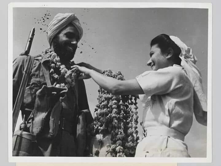 A Sikh soldier receiving a garland of flowers from a nurse, 1946 

During the Second World war the Indian Army expanded to over two million troops, 300,000 of whom were Sikhs.

#VeteransDay #RemembanceDay